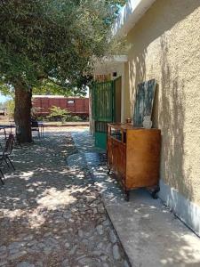 une vieille commode posée sur le côté d'un bâtiment dans l'établissement Alyki Heritage Hotel - Αλυκή Τουριστικές Επιχειρήσεις ΙΚΕ, à Alykí