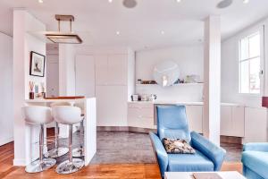 Kuchyň nebo kuchyňský kout v ubytování Luxury Stay Paris Place des Vosges