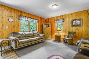 Χώρος καθιστικού στο Peaceful Wautoma Retreat with Deck on 10 Acres!