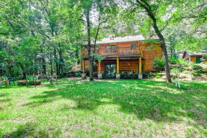 Κήπος έξω από το Peaceful Wautoma Retreat with Deck on 10 Acres!