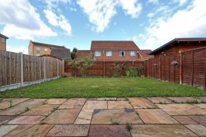 a backyard with a fence and a grass yard at ESSEX Basildon 4 bedroom house 2 half bath in Basildon