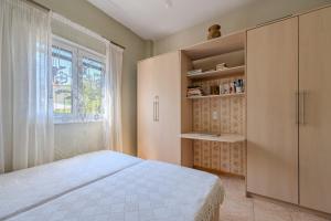 Giường trong phòng chung tại Gallery Home