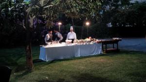ペスキエーラ・デル・ガルダにあるAlbergo Valentinaの食卓を囲む人々