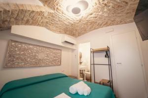 a bedroom with a green bed and a ceiling at HOME 5 - Alcova in Putignano