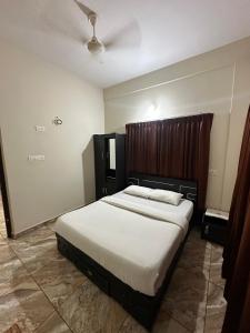 ZAHIR RESIDENCY客房内的一张或多张床位