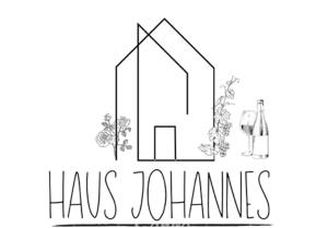 ブラウバッハにあるHaus Johannesの家とグラスワインの白黒写真