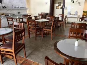 Um restaurante ou outro lugar para comer em Hotel Pousada Solar do Parcel