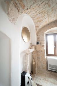 Habitación con pared de piedra y ventana. en HOME 5 - Palmento, en Putignano 71 fotos más