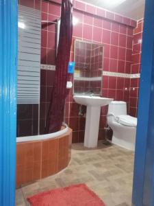 un bagno con doccia, lavandino e WC di Sang Yoo Mountain View Tagaytay Bed and Breakfast - Taal Lake View a Tagaytay