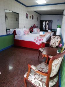 Letto o letti in una camera di Sang Yoo Mountain View Tagaytay Bed and Breakfast - Taal Lake View