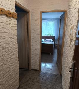 Un pat sau paturi într-o cameră la Apartament Przy Parku +4 fotografii
