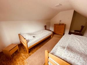 Rúm í herbergi á Zlatar duplex