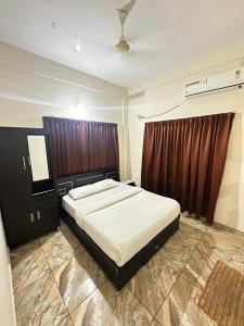 ZAHIR RESIDENCY客房内的一张或多张床位