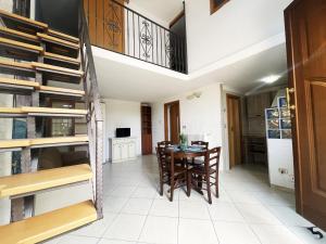 una cucina e una sala da pranzo con tavolo e sedie di Apartment Aurora - Affitti Brevi Italia a Manfredonia