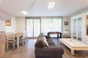 un soggiorno con un divano e un tavolo di Chalet en Cirueña con Barbacoa a Cirueña