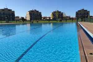 una grande piscina di acqua blu con edifici sullo sfondo di Chalet en Cirueña con Barbacoa a Cirueña