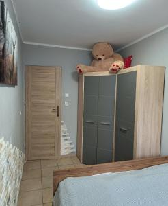 Un pat sau paturi într-o cameră la Apartament Przy Parku