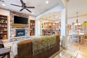 un soggiorno con divano e camino di The Condo at Coral Springs Resort a Hurricane