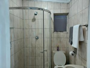 Un baño con ducha, inodoro y lavabo. en Ogans guest villa, en Johannesburgo 75 fotos más