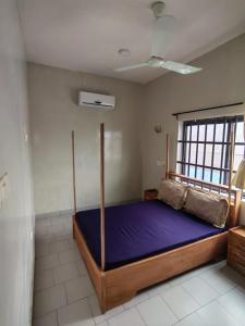een slaapkamer met een groot bed in een kamer bij Ouslane Appart-1 in Cotonou