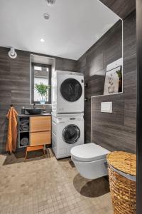 Ένα μπάνιο στο Aurora Polaris Villa - With outdoor Sauna - 750m from City Center - FREE PARKING +63 φωτογραφίες