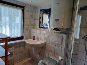Un baño con lavabo, inodoro y ventana. en Holiday Home Uckeritz - Seebad 1, en Ückeritz 42 fotos más