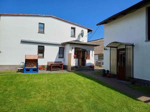 una casa blanca con un patio delante en Holiday Home Uckeritz - Seebad 1, en Ückeritz