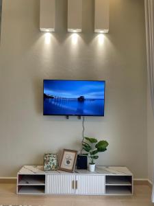 TV a/nebo společenská místnost v ubytování Timeless Cottage KB