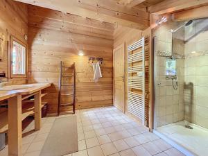 un bagno con doccia e lavandino di Chalet Leonie - 10 pers - proche centre a Les Gets Altre 32 foto