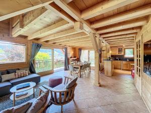 un soggiorno con un divano e un tavolo di Chalet Leonie - 10 pers - proche centre a Les Gets
