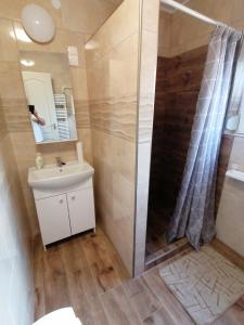 Et badeværelse på Dékány vendégház + 7 billeder