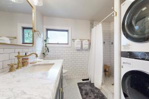 Un baño con lavabo y lavadora. en Historic Valley View, en Waitsfield 35 fotos más