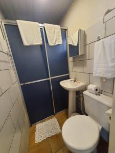 ein Badezimmer mit Toilette, Dusche und Waschbecken in der Unterkunft Pousada Lua Cheia in Ilha do Mel