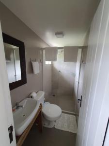 ein Badezimmer mit Toilette, Waschbecken und Dusche in der Unterkunft Pousada Lua Cheia in Ilha do Mel