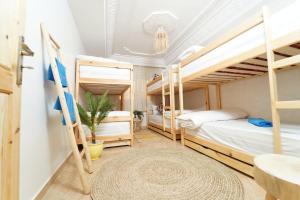 Postel nebo postele na pokoji v ubytování Waves Hunter Surf House + 37 fotografií