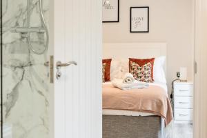 a bedroom with a bed and a shower at Wokingham - 1 Bedroom Cottage - Parking in Wokingham