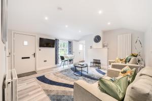 a living room with a couch and a table at Wokingham - 1 Bedroom Cottage - Parking in Wokingham