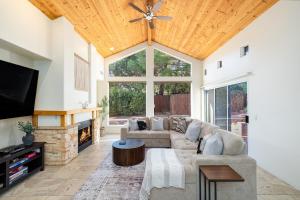 Khu vực ghế ngồi tại NEW The Andante with spectacular backyard oasis