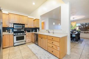 Nhà bếp/bếp nhỏ tại NEW The Andante with spectacular backyard oasis