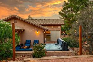 Hồ bơi trong/gần NEW The Andante with spectacular backyard oasis