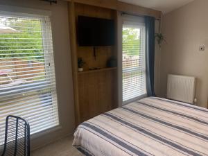 Postel nebo postele na pokoji v ubytování 16 Lake View, Pendle View Holiday Park, Clitheroe