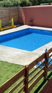 The swimming pool at or close to Piscina de sal Barbacoa Wifi, Parking Gratis, 3 min PGA Casa El Roble