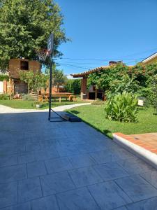 A garden outside Piscina de sal Barbacoa Wifi, Parking Gratis, 3 min PGA Casa El Roble