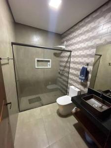 Bilik mandi di Casa com Piscina Aquecida e Wi-Fi