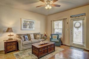 帕德雷岛Palm Bay 307的配有沙发和吊扇的客厅