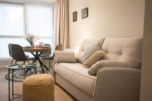 una sala de estar con un sofá y una mesa en ALTZOAN Rooms Boutique & Parking, en Zarautz 32 fotos más