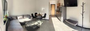 DätgenにあるA7 Apartment 3のソファとテーブルのあるリビングルーム