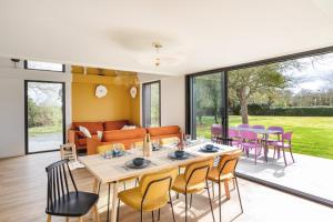 jadalnia ze stołem i krzesłami w obiekcie Terra Lodge - maison avec piscine proche plages w mieście Saint-Alban