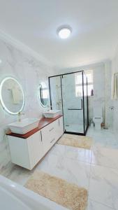 Koupelna v ubytování JK Residence Kikuyu + 35 fotografií