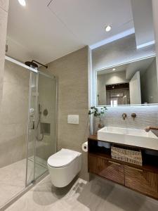 Un baño con inodoro, lavabo y ducha. en New Charming Apartment Old Town, en Antibes